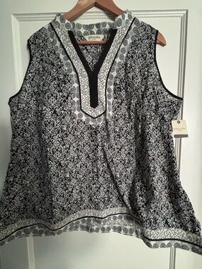 St. John's Bay Black & White Sleeveless V-Notch Tunic Camisole